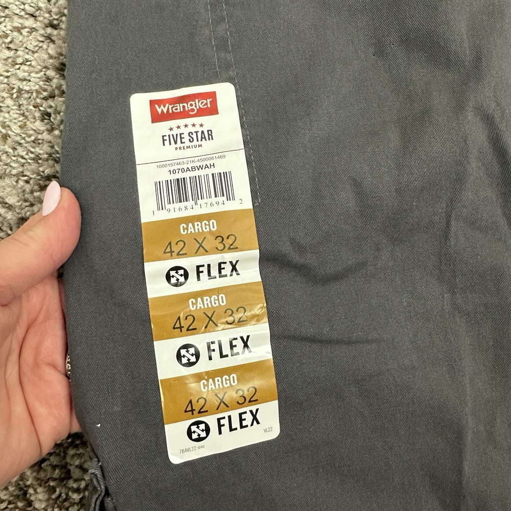 Wrangler Mens 42x32 Relaxed Fit Flex Cargo Pants Stretch Straight Gray NWT - Picture 7 of 9